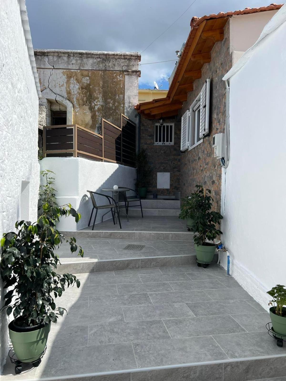 Alleyhouse 83 Kremastí