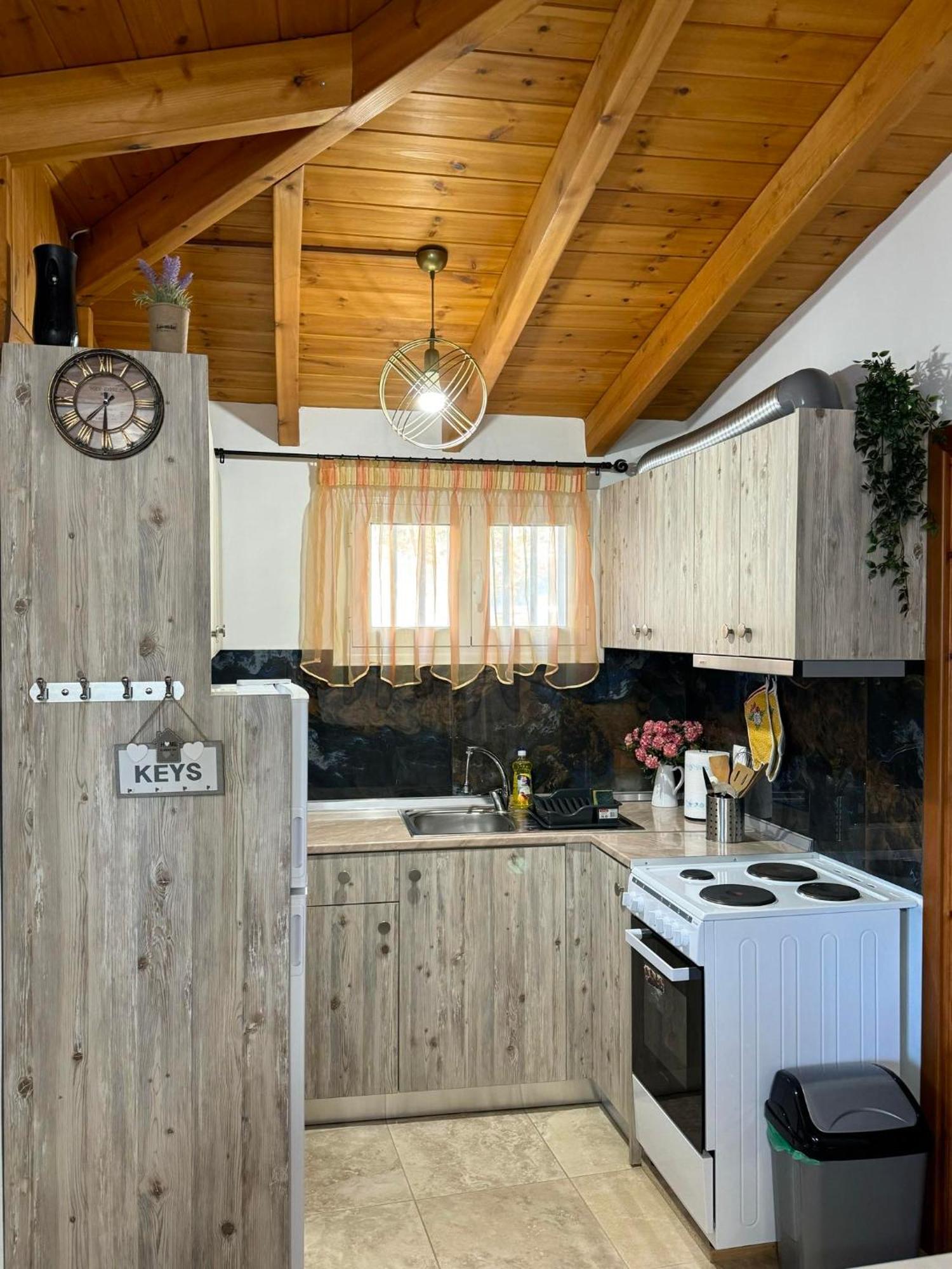 Alleyhouse 83 Kremastí